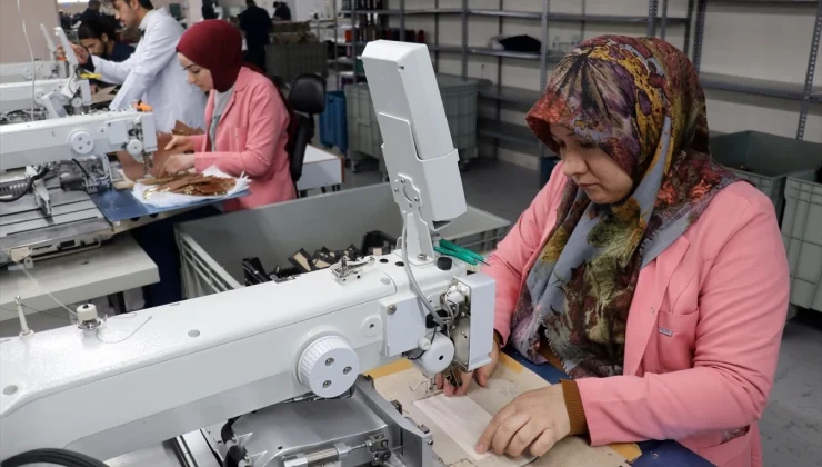 Ağrı’da kurulan fabrikada üretilen kadın çantaları ihraç ediliyor