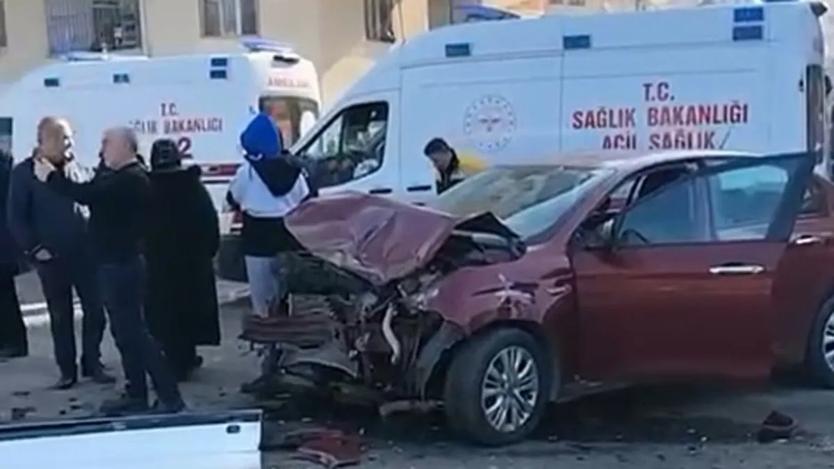 Batman’da feci kaza! Otomobil öğrenci minibüsü çarpıştı: Çok sayıda yaralı var