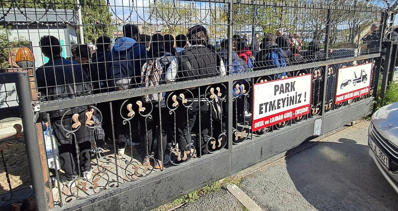 Öğrencilerin eylemine destek veren öğretmen  görevden uzaklaştırıldı